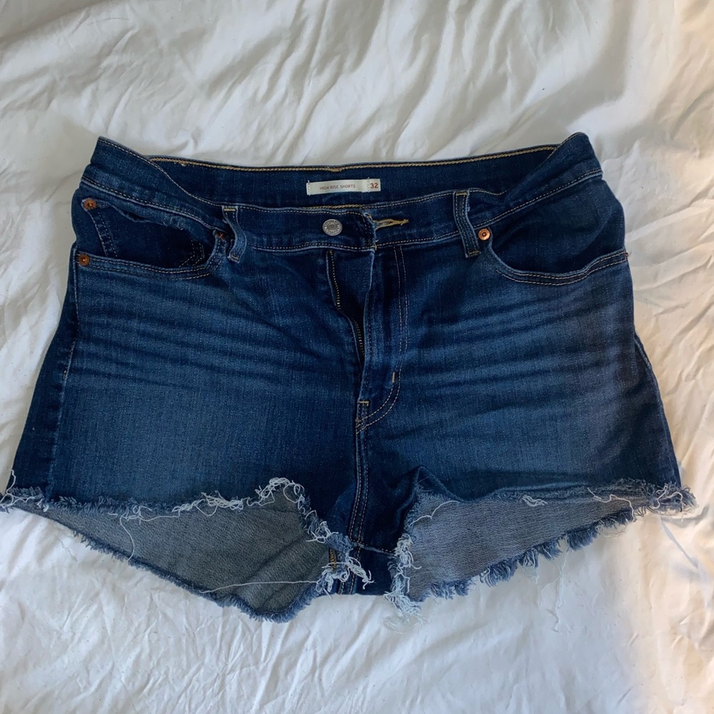 Levi’s High Rise Shorts size 32